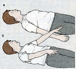 прижмите плечи