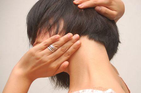 Треск на шее